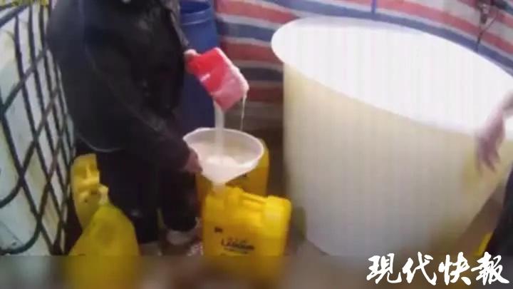  餐饮店网购疑似假货；警方追踪锁定广州窝点；三人因制售冒牌洗洁精获刑。 新闻 餐饮店网购疑似假货；警方追踪锁定广州窝点；三人因制售冒牌洗洁精获刑。 新闻 餐饮店网购疑似假货；警方追踪锁定广州窝点；三人因制售冒牌洗洁精获刑。 新闻 餐饮店网购疑似假货；警方追踪锁定广州窝点；三人因制售冒牌洗洁精获刑。 新闻