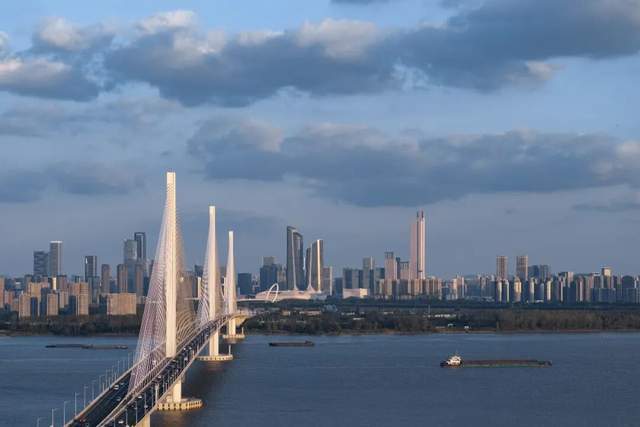  超高层建筑防火技术新突破：南京紫金金融中心416.6米消防系统全解析 房产家居